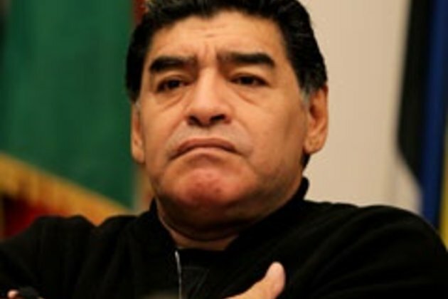 Maradona returns to Argentina for shoulder treatment