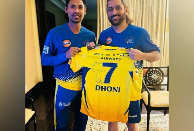 "Looking forward to playing with you again": Mustafizur's message for Dhoni as he heads back home from IPL