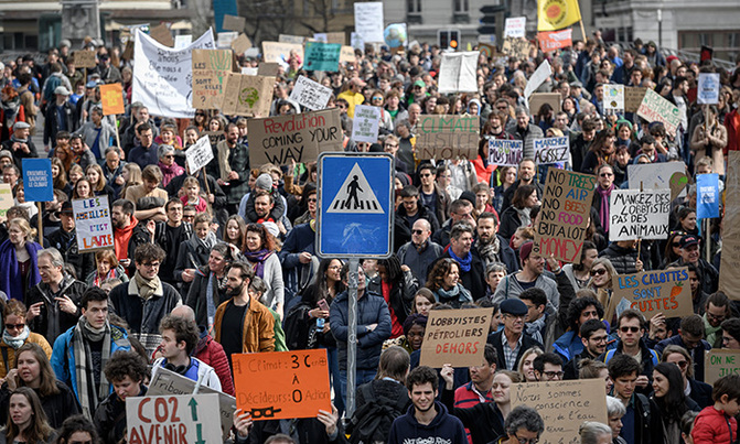 Tens of thousands protest climate change in Switzerland Tens of thousands protest climate change in Switzerland