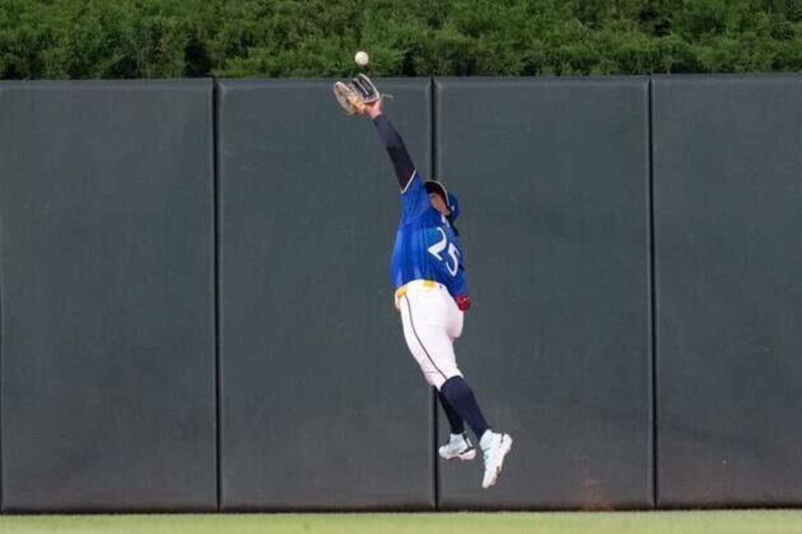 Twins await word on severity of CF Byron Buxton's shoulder injury