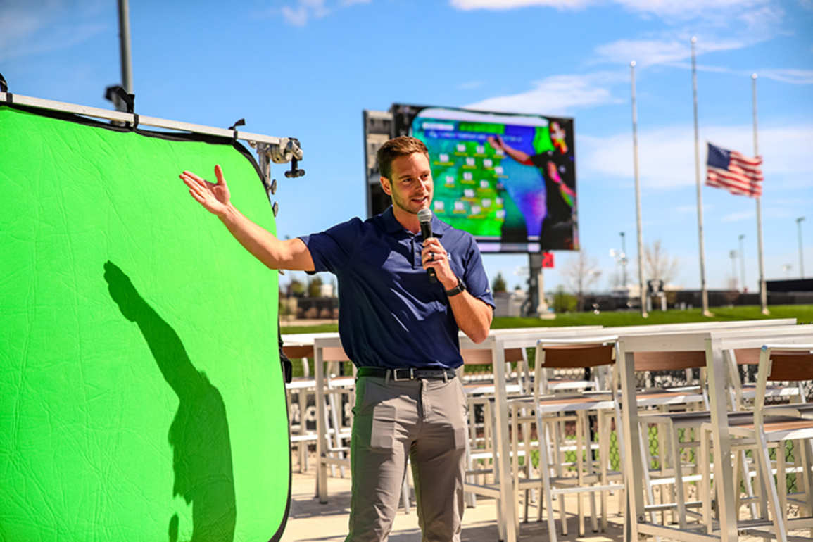 UWM alum Niznansky wows students with weather show at baseball game