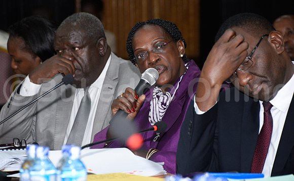 Bagyenda wakati ng'aliko by'annyonnyola akakiiko Bagyenda wakati ng'aliko by'annyonnyola akakiiko