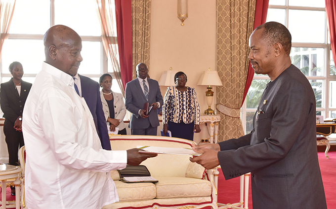 ziz onary lima presents his credentials to resident useveni at tate ouse  hoto