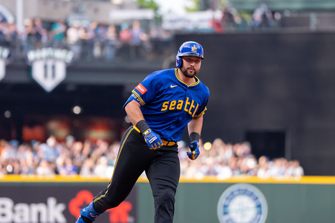 Seattle Mariners' Raleigh  who else&quest;  is co-Player of Week
