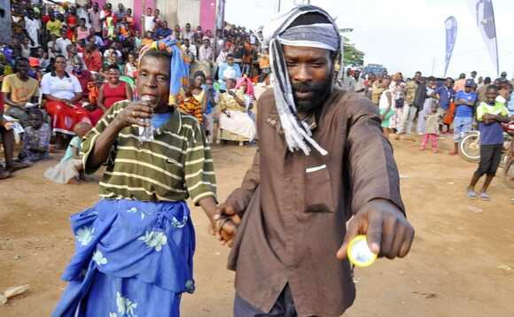Omusawo w'ekinnansi ne bba. Omusawo w'ekinnansi ne bba.