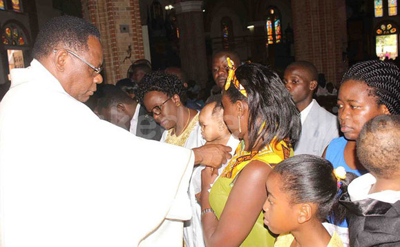 Faza Bbuye ng'abatiza abaana e Lubaga Faza Bbuye ng'abatiza abaana e Lubaga