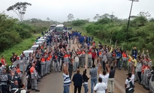 Trabalhadores da Mirabela fazem manifestação por aumento salarial