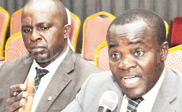 Ssentebe w'ekibiina ekigatta abasomesa b'e Makerere, Dennis Kamunyu (ku ddyo) mu kakiiko. Ku kkono ye Dr. Geofrey Nuwagaba. Ssentebe w'ekibiina ekigatta abasomesa b'e Makerere, Dennis Kamunyu (ku ddyo) mu kakiiko. Ku kkono ye Dr. Geofrey Nuwagaba.