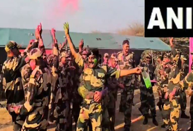 Rajasthan: BSF celebrates Holi on Indo-Pak Border, showers 'Gulal' and distributes sweets