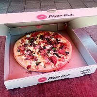 Yum explores Pizza Hut deal as chain faces sales struggles