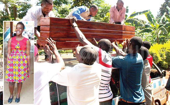 Omulambo gwa Nalule (mu katono) nga guteekebwa ku takisi okutwalibwa e Kayunga okuziikibwa. Omulambo gwa Nalule (mu katono) nga guteekebwa ku takisi okutwalibwa e Kayunga okuziikibwa.