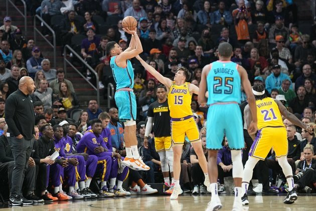 Suns pull away to keep Lakers winless on road