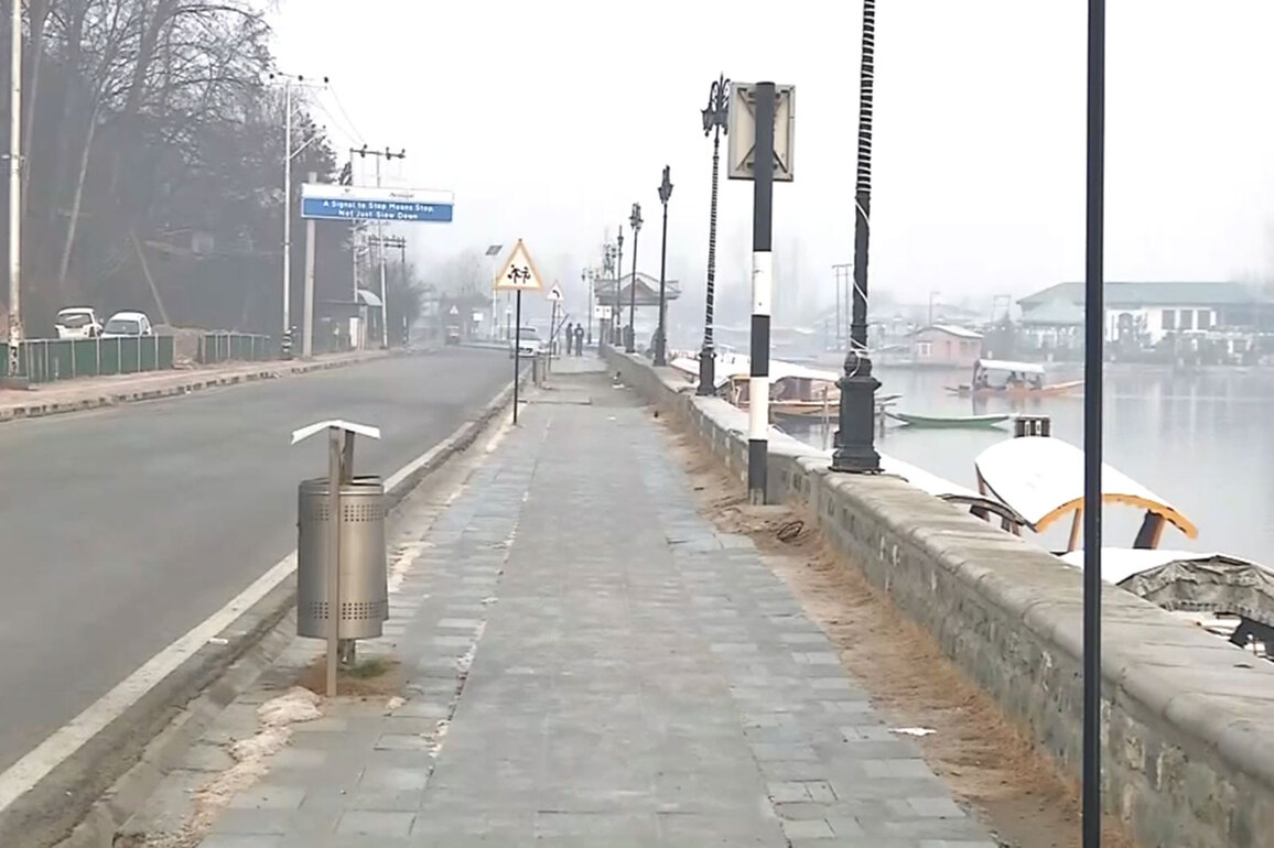 Picturesque Dal Lake, foggy mornings and snowfall: Tourists relish as cold weather grips Kashmir
