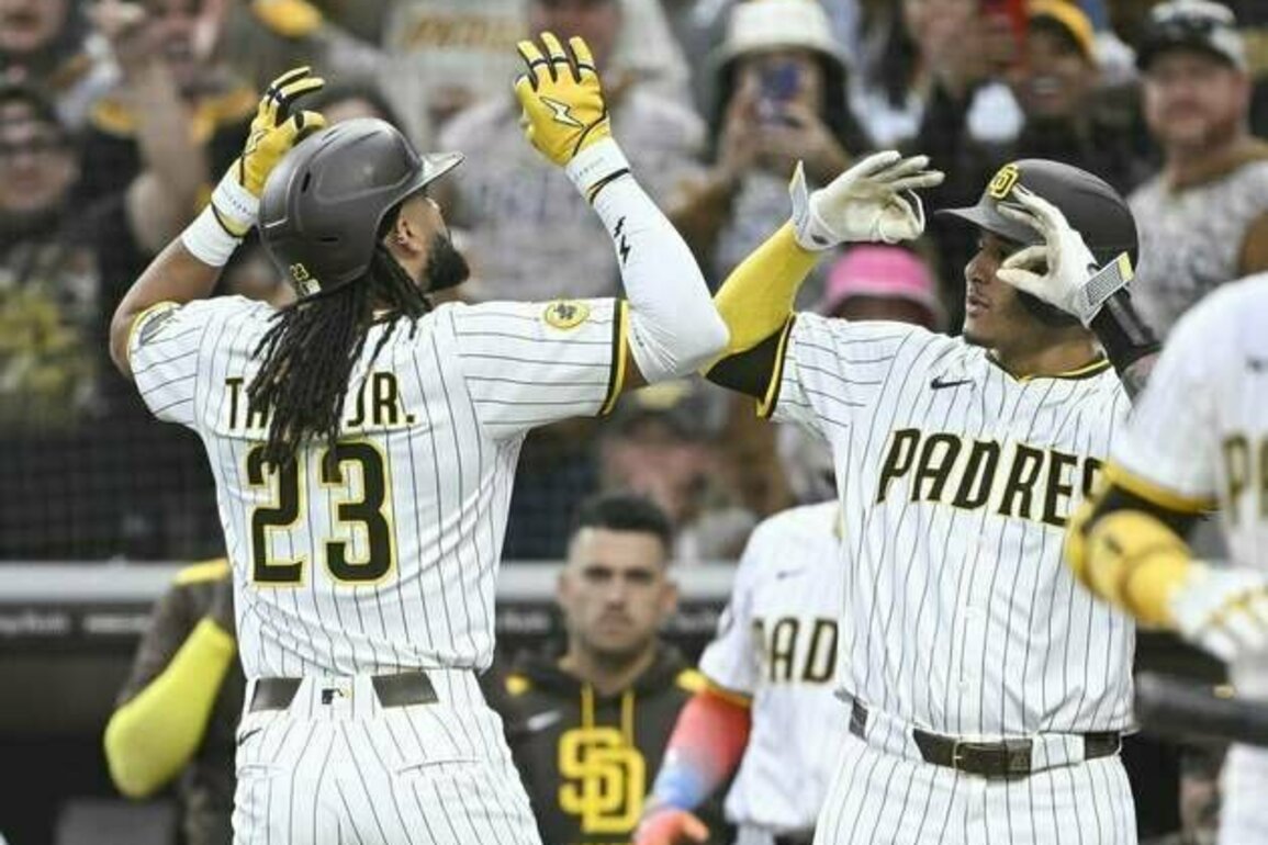 Padres, down 6-0 in first inning, rally to beat Marlins