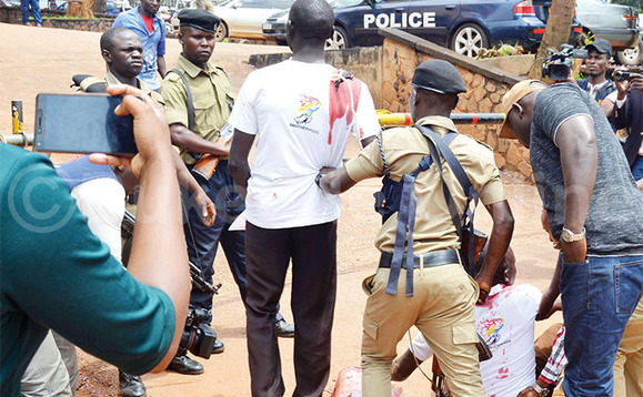 Poliisi ng’ewalabanya abavubuka abaakwatiddwa. Poliisi ng’ewalabanya abavubuka abaakwatiddwa.