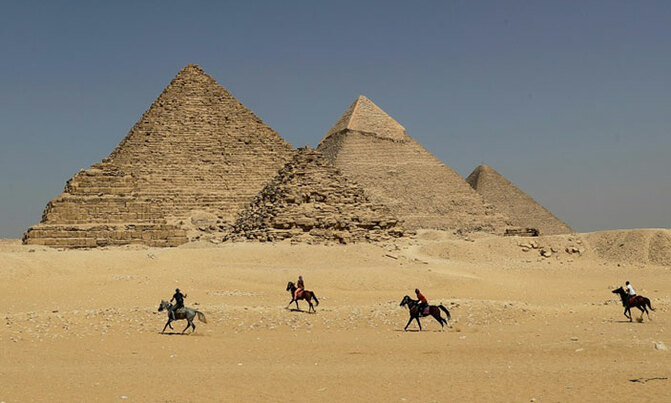 Egypt probes images of naked couple atop pyramid Egypt probes images of naked couple atop pyramid