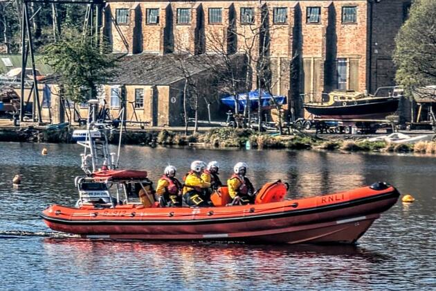 Two people rescued by RNLI after vessel breaks down
