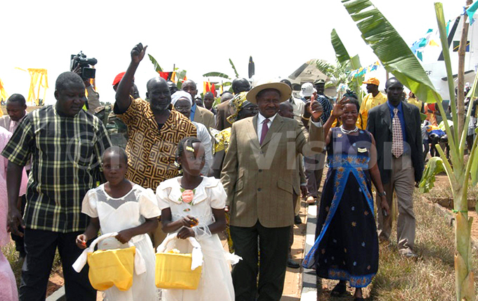 resident oweri useveni  and ormer udans irst ice resident ate ol ohn arang wave to the public on arrival at ulu nternational irport on anuary 272005