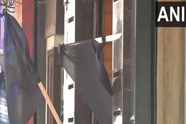 J-K: Traders Association of Central Lal Chowk puts up black flags outside shops to protest against Pahalgam attack