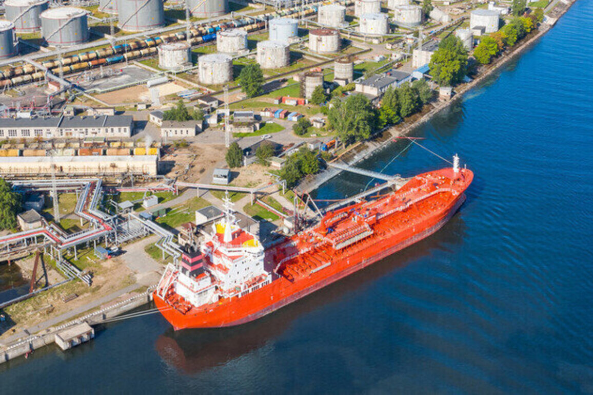 Russia exports record crude to China 