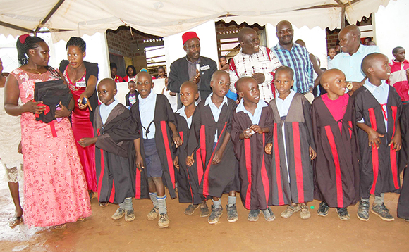 Ku kkono ye, mukulu w'essomero Sarah Nakabugo, mu nkoofiira emmyuufu ye Hajji Kitaka Kavulu ne Ssentebbe w'e Gombolola y'e Kyampisi Muhammed Kabambwe eyabadde omugenyi omukulu Ku kkono ye, mukulu w'essomero Sarah Nakabugo, mu nkoofiira emmyuufu ye Hajji Kitaka Kavulu ne Ssentebbe w'e Gombolola y'e Kyampisi Muhammed Kabambwe eyabadde omugenyi omukulu