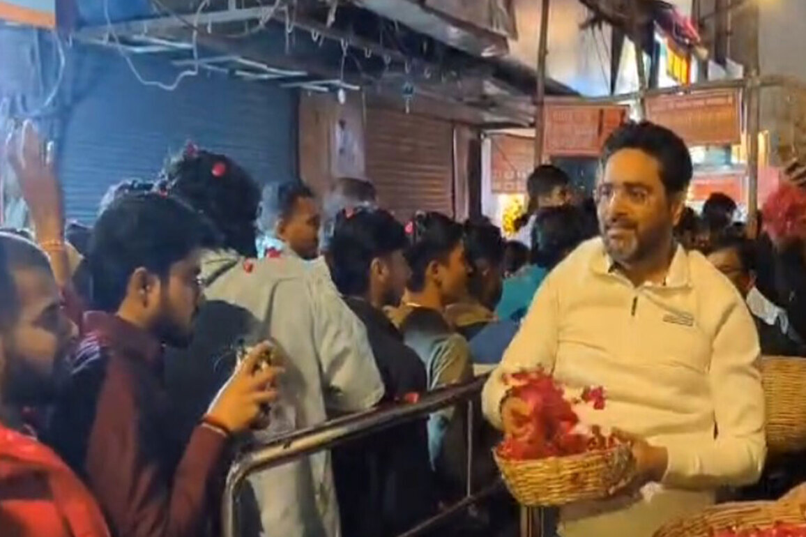 Uttar Pradesh: Devotees throng Kashi Vishwanath Temple in Varanasi on Mahashivaratri