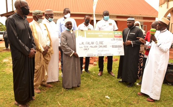 Aba Salaam Charity nga bakwasa Sheikh Said Kasawuli ceeke ya bukadde 10. Aba Salaam Charity nga bakwasa Sheikh Said Kasawuli ceeke ya bukadde 10.