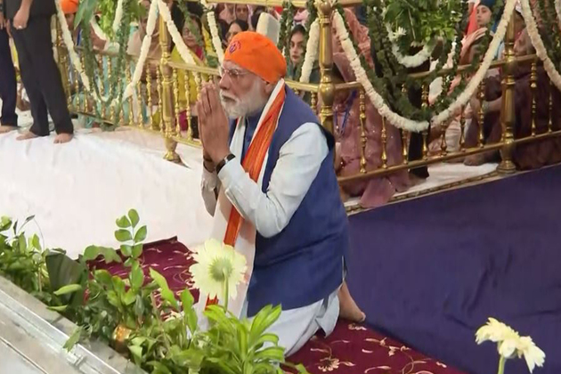 Bihar polls: PM Modi offers prayers at Patna Sahib, greets devotees