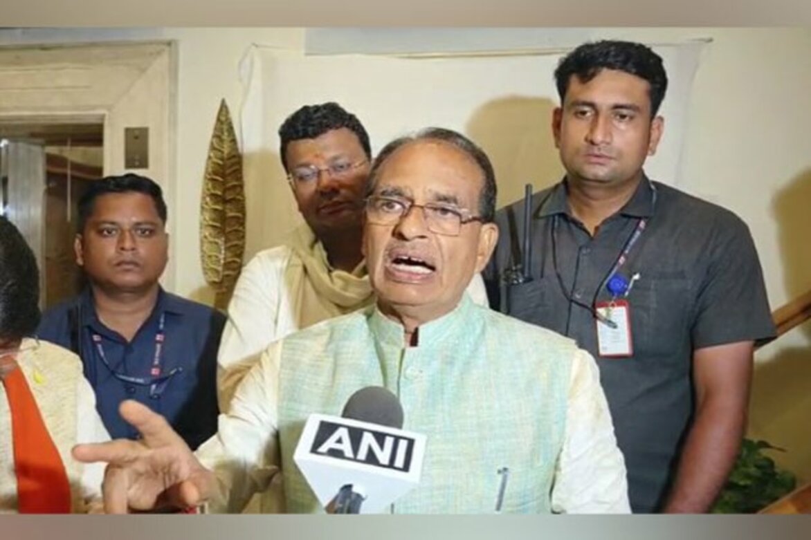 "Congress leaders, workers venting their anger among themselves": MP CM Chouhan takes jibe at Jan Aakrosh Yatra