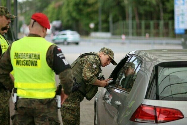 Poland orders troops to German border