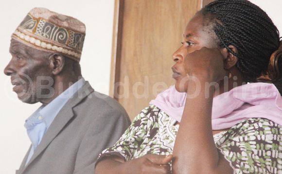 Omusawo Kiwanuka ne Nalulu mu kaguli ka kkooti. Omusawo Kiwanuka ne Nalulu mu kaguli ka kkooti.
