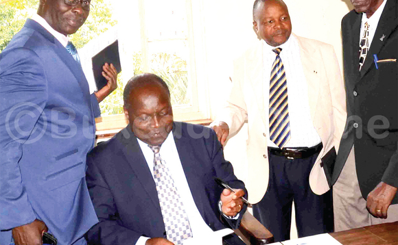 Omutaka Kayiira Gajuule, Omutaka Mbuga Kasirye Kyadondo, Mawesano ne Nakigoye (owookubiri okuva ku ddyo) nga baakamaliriza olukiiko lwabwe e Bulange- Mmengo ku Lwokuna. Omutaka Kayiira Gajuule, Omutaka Mbuga Kasirye Kyadondo, Mawesano ne Nakigoye (owookubiri okuva ku ddyo) nga baakamaliriza olukiiko lwabwe e Bulange- Mmengo ku Lwokuna.