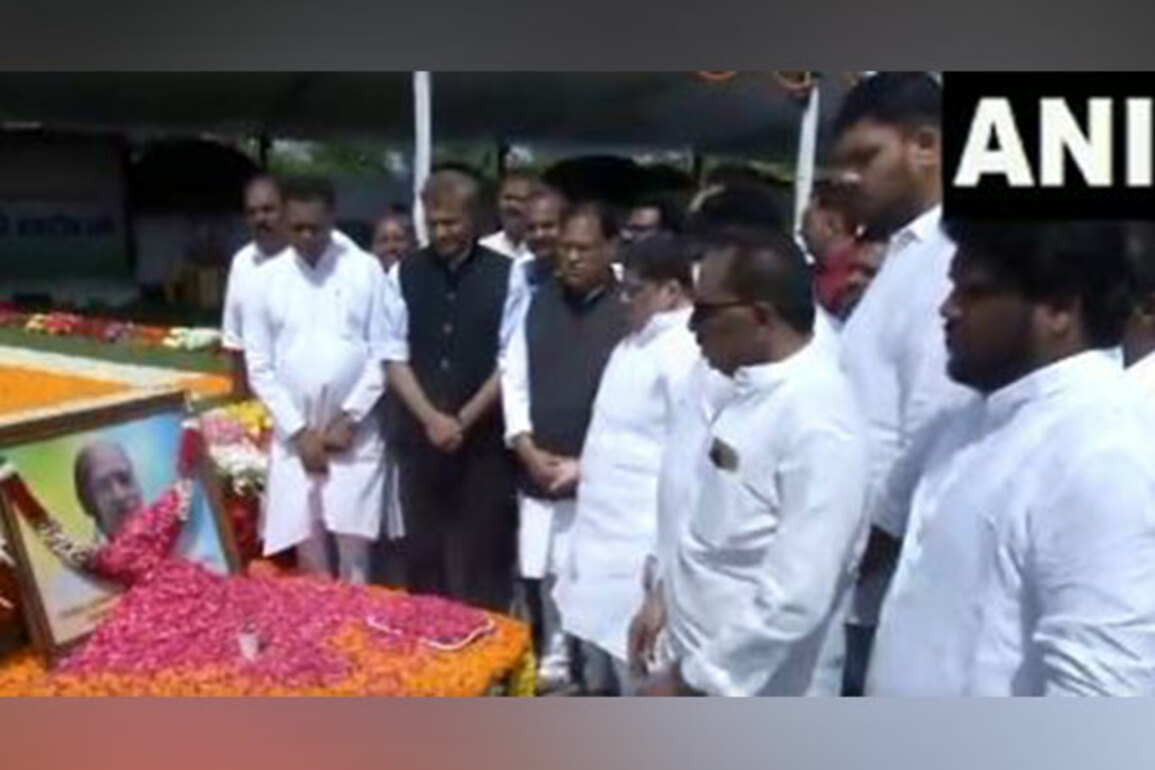 Telangana leaders pay tribute to Former PM Narasimha Rao on his 104th birth anniversary