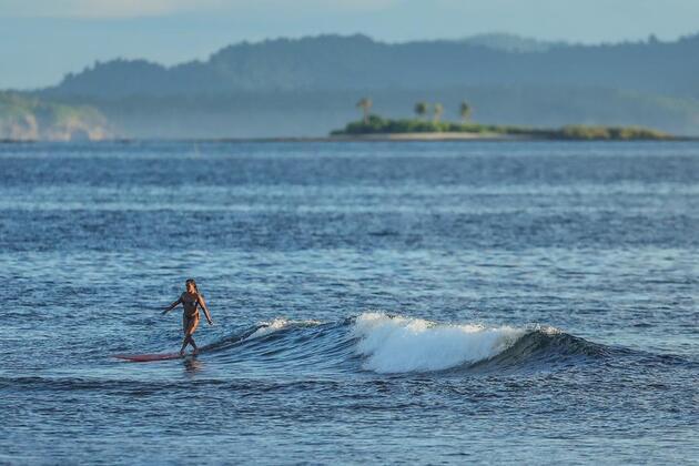 Asia Album: Riding the tide in "surfing capital of the Philippines"