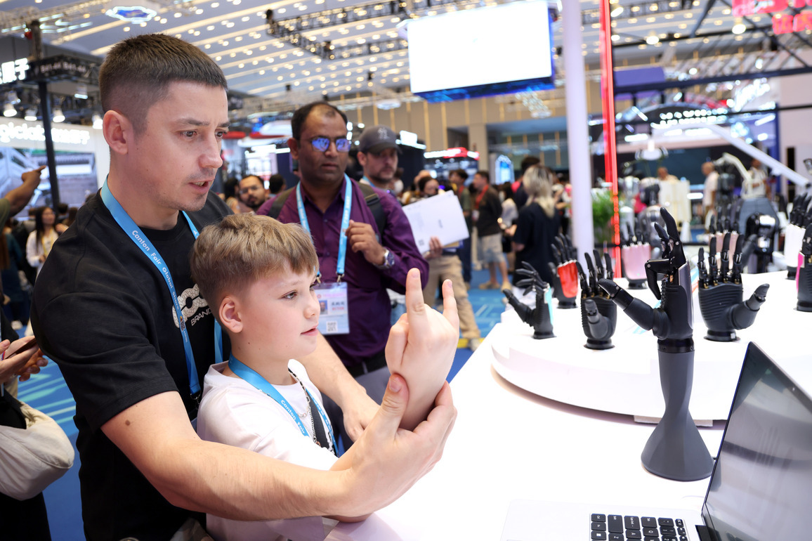 CHINA-GUANGDONG-GUANGZHOU-139TH CANTON FAIR-SERVICE ROBOTS (CN)
