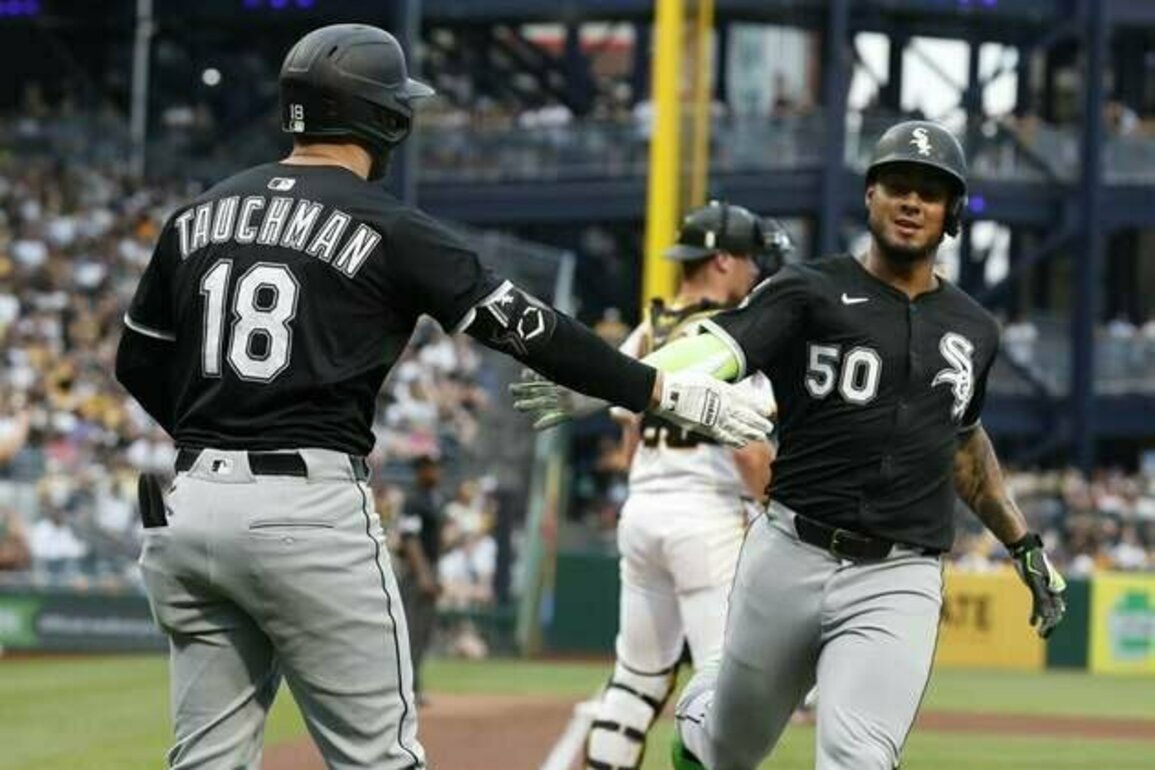 White Sox erupt for 6 runs in sixth in win over Pirates