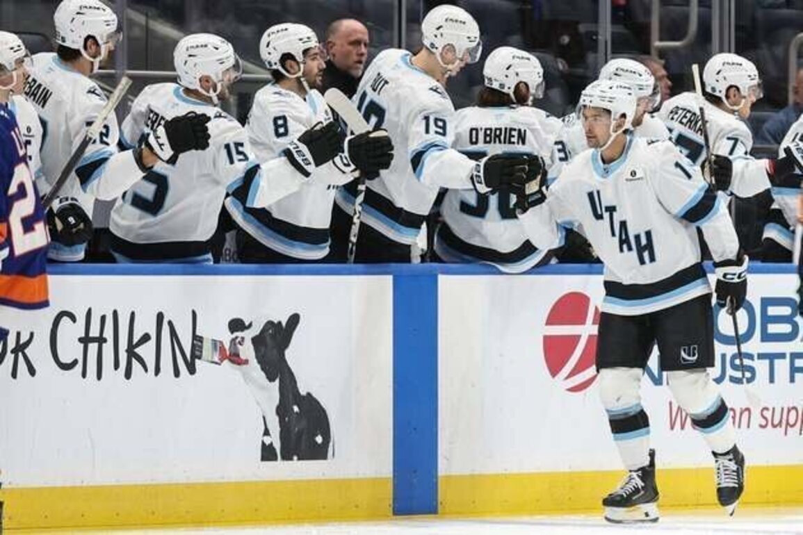 Dylan Guenther's hat trick leads Mammoth to demolition of Islanders