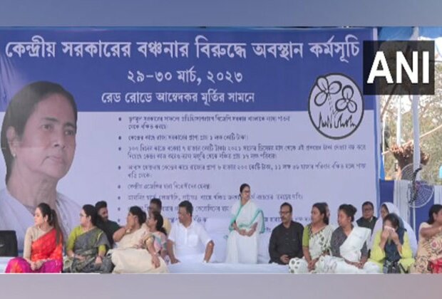 WB: CM Mamata Banerjee sits on dharna against Centre in Kolkata