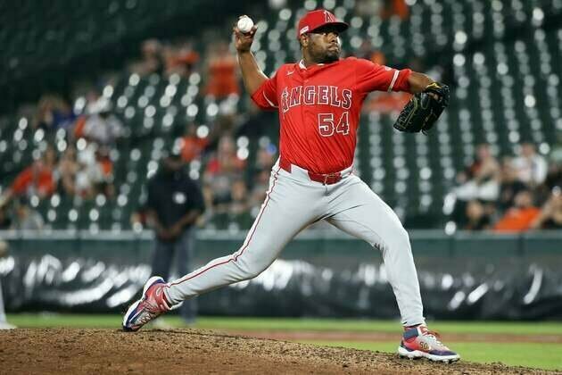 Report: Astros sign RHP Hector Neris
