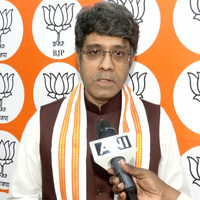 "Congress leaders appreciating PM Modi's foreign policy a welcome change:" CR Kesavan on Shashi Tharoor's West Asia statement
