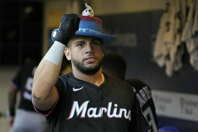 Marlins display power to beat Brewers