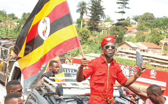 Mu vidiyo ya Bobi Wine alabika ng’ayambadde bw’ati. Mu vidiyo ya Bobi Wine alabika ng’ayambadde bw’ati.