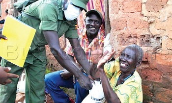 Resty Nabasinge omutuuze mu Kisenyi nga musanyufu ng’omuserikale ali ne ssentebe w’ekyalo Charles Sekiranda nga bamukwasa emmere ye. Resty Nabasinge omutuuze mu Kisenyi nga musanyufu ng’omuserikale ali ne ssentebe w’ekyalo Charles Sekiranda nga bamukwasa emmere ye.
