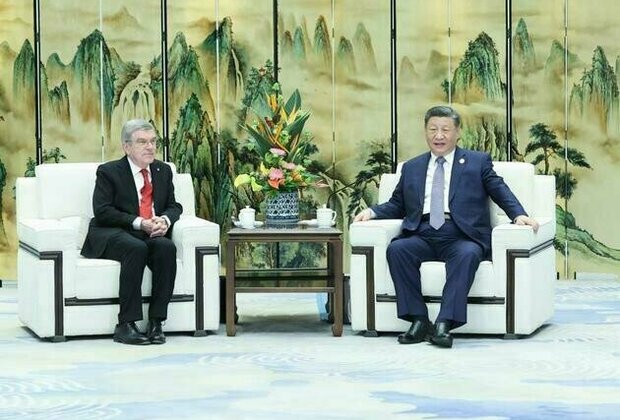 President Xi Jinping meets IOC President Thomas Bach in Harbin