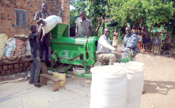 Yusufu Lubaale (owookubiri ku ddyo) alaga ekyuma ekikongola kasooli kye yaguze. Yusufu Lubaale (owookubiri ku ddyo) alaga ekyuma ekikongola kasooli kye yaguze.