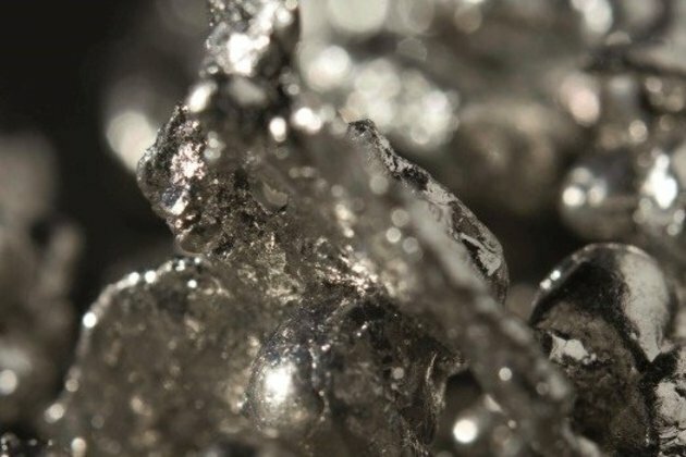 Platinum prices add sparkle to Amplats&#039; earnings