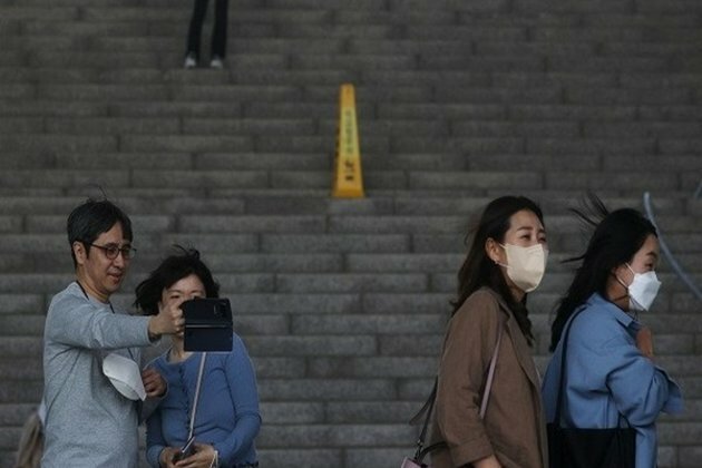 North Korea registers some 17,400 new fever cases over past day, 21 new deaths