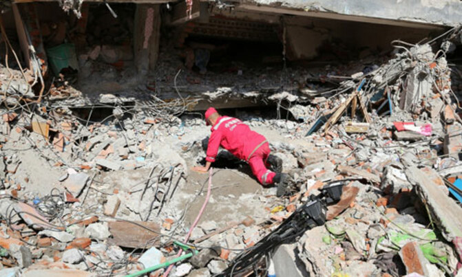 Rescuers battle to reach Nepal quake victims Rescuers battle to reach Nepal quake victims