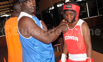 Omugenzi Dick Katende abadde omutendesi w'ebikonde (ku kkono) ng'ayambako omuzannyi okwambala gaadi y'okumutwe.(STEPHEN MAYAMBA) Omugenzi Dick Katende abadde omutendesi w'ebikonde (ku kkono) ng'ayambako omuzannyi okwambala gaadi y'okumutwe.(STEPHEN MAYAMBA)