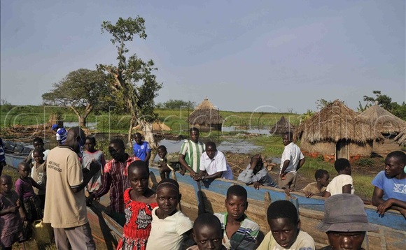 Abamu ku batuuze ku mayumba gaabwe agali wakati mu mazzi ku mwalo gw’e Kiribairya. Ebif: HENRY NSUBUGA Abamu ku batuuze ku mayumba gaabwe agali wakati mu mazzi ku mwalo gw’e Kiribairya. Ebif: HENRY NSUBUGA